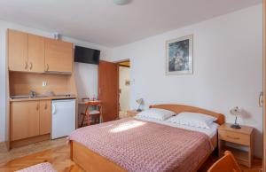 Postel nebo postele na pokoji v ubytování APARTMANI LIMUN - Ivo i Dragica Šimić - Makarska