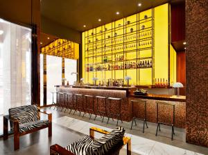 a lobby with a bar with a bunch of chairs at Hotel Hendricks in New York