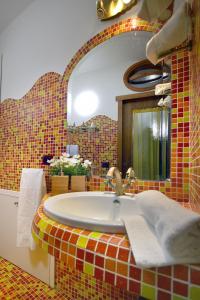 bagno con lavandino e specchio di Casa Amore Amalfi ad Amalfi