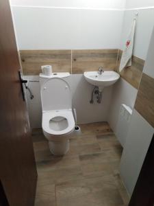 Koupelna v ubytování Šírovka + 34 fotografií