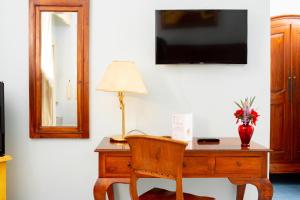 A television and/or entertainment centre at Hotel Marini