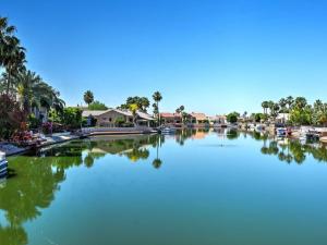 格倫代爾的住宿－Glendale Arizona Lakeside Property，一大片水,里面装有船