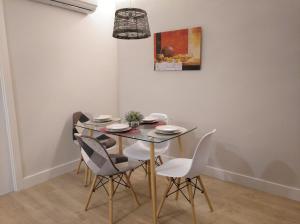 comedor con mesa y sillas en Apartamento Abuelo Mayorga, en Plasencia