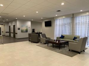 TV a/nebo společenská místnost v ubytování Best Western Plus Clarks Summit Scranton Hotel
