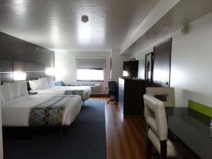 Postel nebo postele na pokoji v ubytování Best Western Duchesne Inn