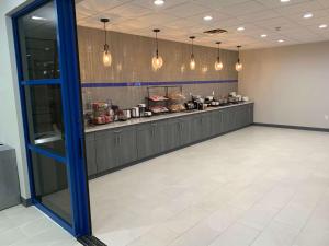 Kuchyň nebo kuchyňský kout v ubytování Best Western Plus Clarks Summit Scranton Hotel