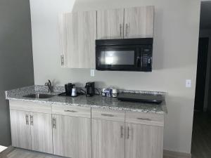 Kuchyň nebo kuchyňský kout v ubytování Best Western Plus Clarks Summit Scranton Hotel