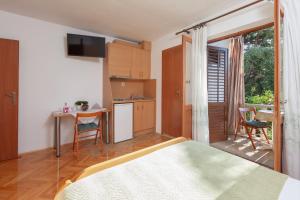Kuchyň nebo kuchyňský kout v ubytování APARTMANI LIMUN - Ivo i Dragica Šimić - Makarska