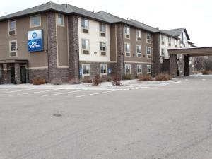 an empty parking lot in front of a hotel at Best Western Duchesne Inn in Duchesne