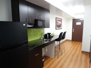 Kuchyň nebo kuchyňský kout v ubytování Best Western Duchesne Inn
