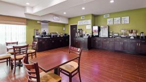 Sadržaji za pripremu kafe i čaja u objektu SureStay Plus Hotel by Best Western Macon West
