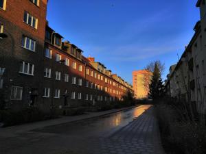 une rue vide dans une ville avec des bâtiments dans l'établissement Sowińskiego 7, à Gdańsk