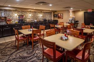 Restaurant o un lloc per menjar a Best Western Huntington Mall Inn
