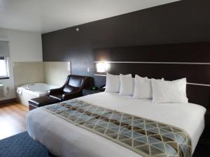 Postel nebo postele na pokoji v ubytování Best Western Duchesne Inn + 32 fotografií