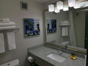 Koupelna v ubytování Best Western Plus Clarks Summit Scranton Hotel