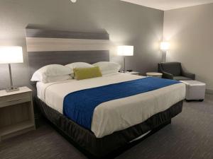 Postel nebo postele na pokoji v ubytování Best Western Plus Clarks Summit Scranton Hotel