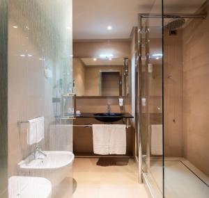 La salle de bains est pourvue d'une douche, d'un lavabo et de toilettes. dans l'établissement Best Western Hotel Goldenmile Milan, à Trezzano sul Naviglio