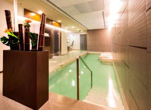 a large swimming pool in a bathroom with at Best Western Hotel Goldenmile Milan in Trezzano sul Naviglio