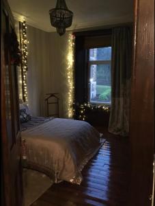 Victorian flatにあるベッド