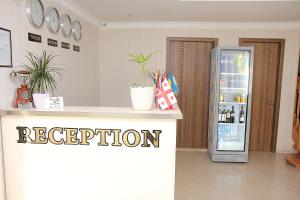 un bancone della reception in una stanza con frigorifero di Boutique Hotel Dany a Tbilisi City