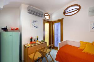 una camera con letto, tavolo e scrivania di Casa Amore Amalfi ad Amalfi