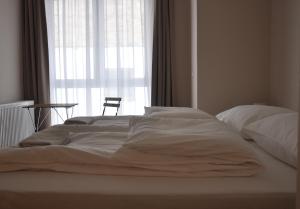 Cama ou camas em um quarto em Centrál Vendégház Székesfehérvár