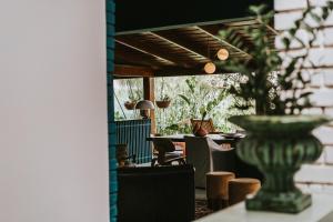 a room with a table and chairs and a vase at Casa 41 in Escazu