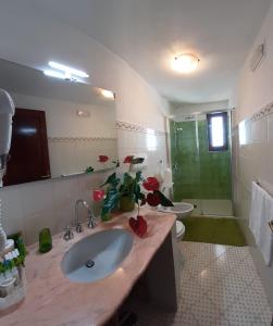 uma casa de banho com um lavatório e um chuveiro em Villa Antica Macina em Positano