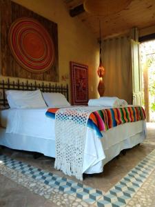 Giường trong phòng chung tại Zazen Pousada by Santoregano