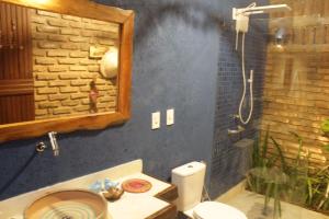 uma casa de banho com um chuveiro, um WC e um lavatório. em Zazen Pousada by Santoregano em Maceió