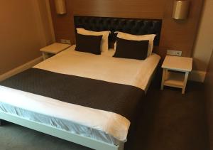 A bed or beds in a room at City Hotel Plovdiv