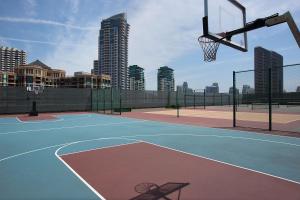 an empty basketball court with a basketball hoop at Manchester Grand Hyatt San Diego in San Diego