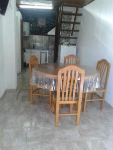 mesa de comedor con sillas y cocina en San martin 304 en Balcarce