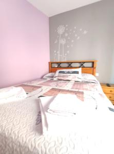 A bed or beds in a room at Hostal El Bodegon