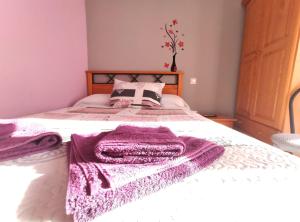 A bed or beds in a room at Hostal El Bodegon