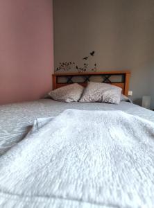 A bed or beds in a room at Hostal El Bodegon