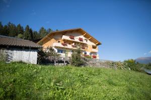 uma casa no lado de uma colina em Zolerhof em Feldthurns