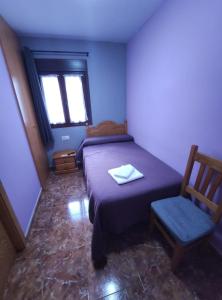 A bed or beds in a room at Hostal El Bodegon