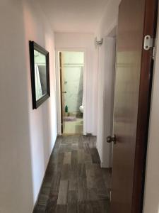 un pasillo vacío con un espejo y una puerta en Parquemar Center PRIMERA LINEA FRENTE AL MAR Piso 8 LOS DEDOS Garage y amenities, en Punta del Este