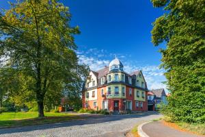 uma casa grande no lado de uma estrada em Pytloun Design Self Check-in Hotel em Liberec