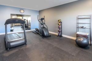 einen Fitnessraum mit Laufband und Gewichten in einem Zimmer in der Unterkunft Days Inn by Wyndham Grants in Grants