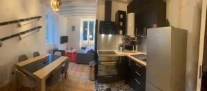 kuchnia z lodówką i stołem w obiekcie Appartement Orelle - Val Thorens w mieście Orelle