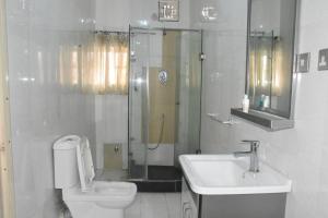 Et badeværelse på Galpin Suites