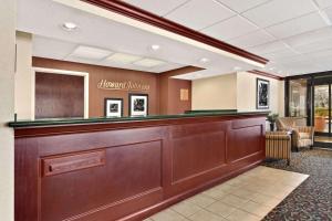 una sala de espera en una oficina dental con mostrador de recepción en Howard Johnson by Wyndham Greensboro Near the Coliseum en Greensboro