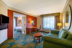 Zona d'estar a La Quinta by Wyndham Charlotte Airport South