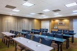 Khu vực hỗ trợ khách đi công tác/phòng hội thảo tại La Quinta by Wyndham Charlotte Airport South +19 ảnh