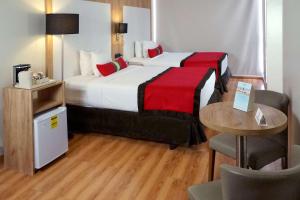 Ein Bett oder Betten in einem Zimmer der Unterkunft Ramada by Wyndham Panama Via Argentina