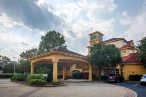 un edificio con una torre dell'orologio sopra di La Quinta by Wyndham Charlotte Airport South a Charlotte