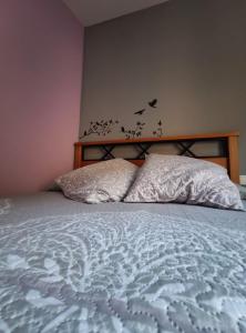 A bed or beds in a room at Hostal El Bodegon