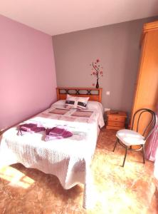 Un pat sau paturi într-o cameră la Hostal El Bodegon